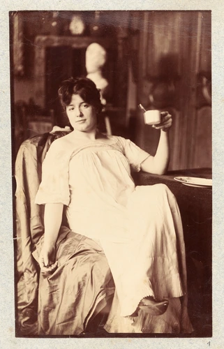 Anonyme - Lili Grenier assise tenant une tasse, dans l'atelier d'Albert de Belle...
