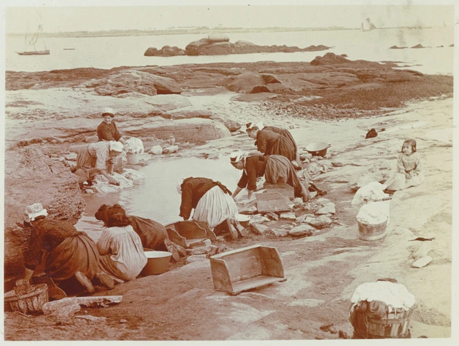 Concarneau, lavandières au bord de la mer - Charles Augustin Lhermitte