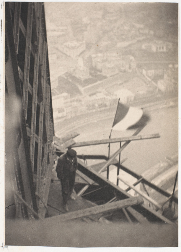 Henri Rivière - La Tour Eiffel - Visiteur sur un échafaudage du pilier nord, vue...