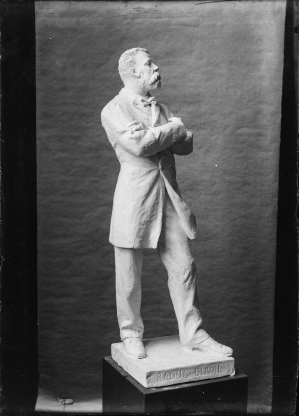 Louis Emile Décorchemont - Raoul Duval, statue en pied, par Louis Emile Décorche...