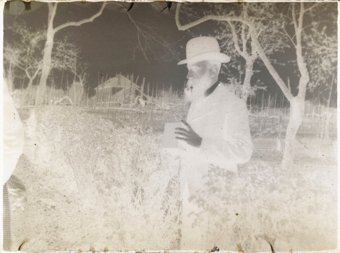 Pierre Bonnard - Vuillard tenant son appareil Kodak