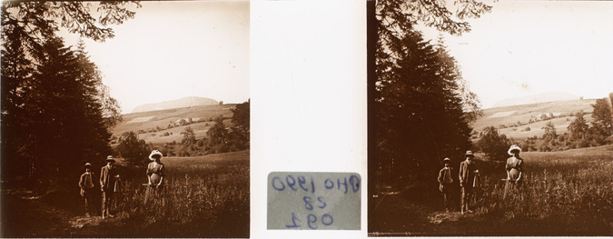Anonyme - Femme et deux hommes dans un champ, excursion en Auvergne ?