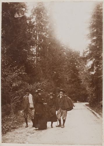 Anonyme - Quatre personnes, dont Henry Lerolle et sa femme, posant à l'arrêt sur...