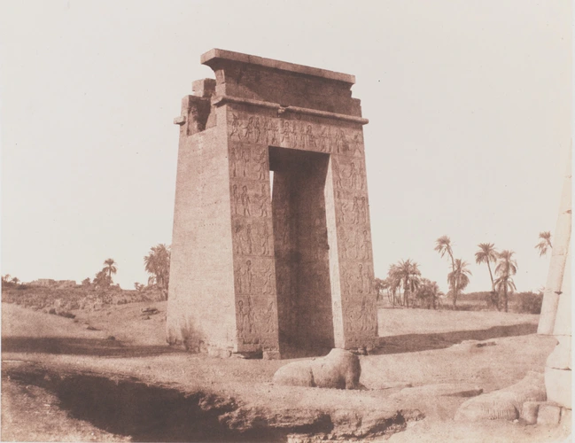 Félix Teynard - Karnak, Thèbes - Grande porte du sud vue du point C