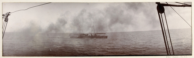 Philippe d' Orléans - Vue prise du yacht du duc d'Orléans : fumée et 3 bateaux