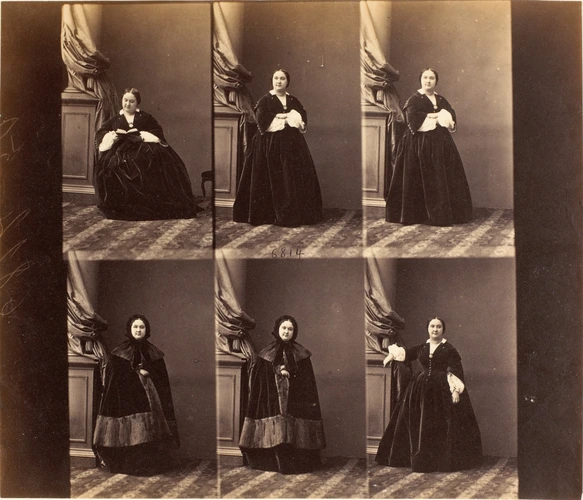 André Adolphe Eugène Disdéri - Mme Sarri en six poses, une assise et cinq en pie...