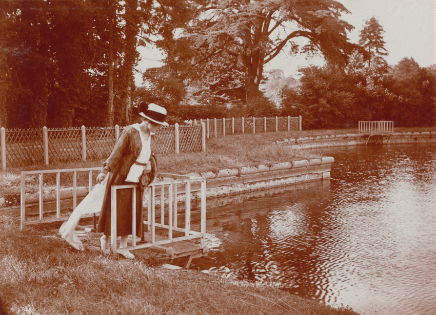 Charles Augustin Lhermitte - Jeune femme debout penchée au-dessus d'un bassin, j...