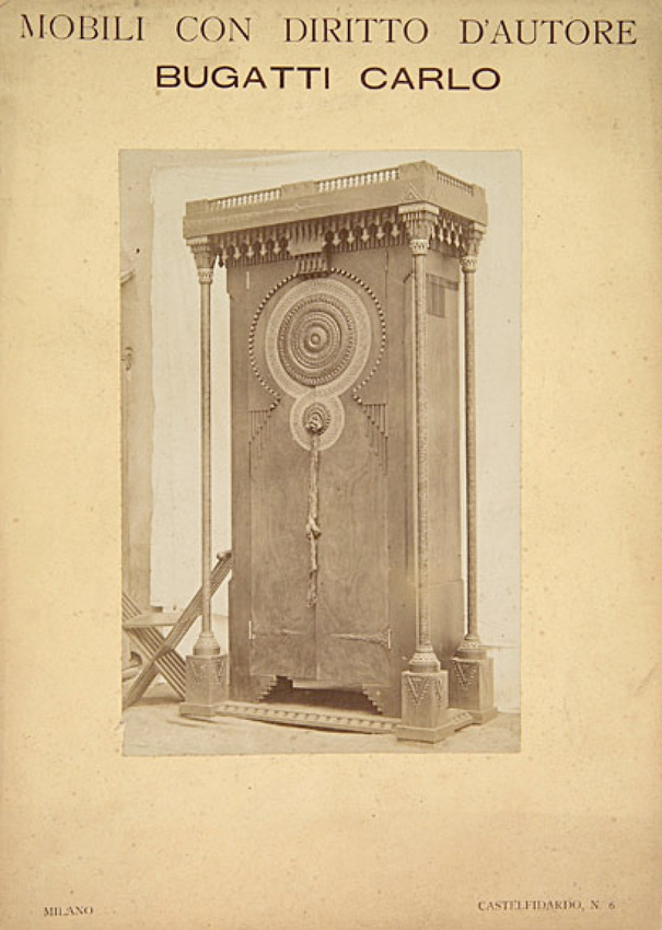 Anonyme - Photographie d'une armoire et d'un tabouret de Carlo Bugatti