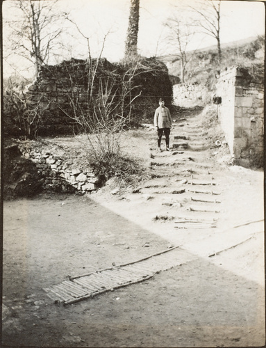 Anonyme - Un militaire (le lieutenant Gaisant) au milieu de ruines, à Viel-Arcy