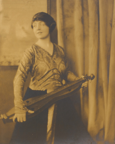 Eugene Hutchinson - Loraine Wyman tenant un instrument de musique
