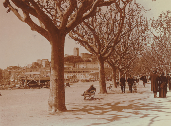 Charles Augustin Lhermitte - Homme dormant sur un banc, sur une place du port de...