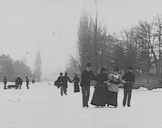 Henri Lemoine - Groupe de quatre patineurs sur le lac du Bois de Boulogne