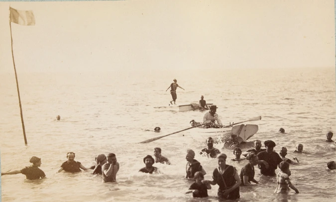 Gustave Eiffel - Groupe de baigneurs debout ou nageant dans la mer, et une barqu...