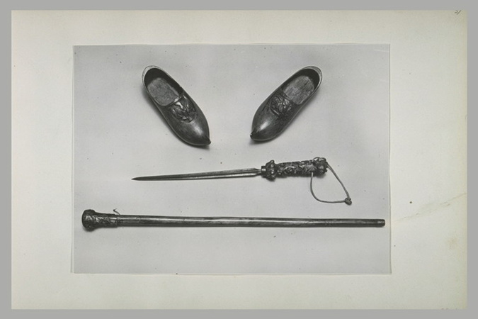 Paul Gauguin - Deux sabots, un poignard, une canne