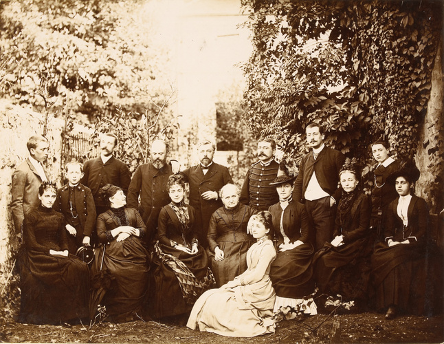 Anonyme - Groupe en extérieur autour de Gustave Eiffel et de Mme Gaudelet