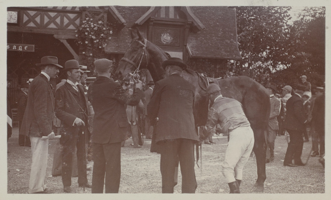 Anonyme - Le Baron Edmond de Rothschild, des amis et le cheval Persil aux course...
