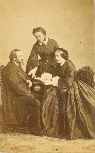 Ernest Ladrey - Une femme debout et un couple assis regardant un album de photo