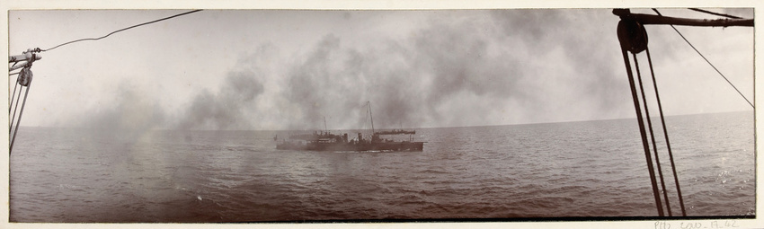 Philippe d' Orléans - Vue prise du yacht du duc d'Orléans : fumée et 3 bateaux