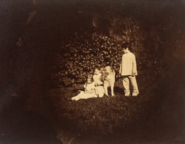 Charles Nègre - Trois enfants et leur chien dans un parc