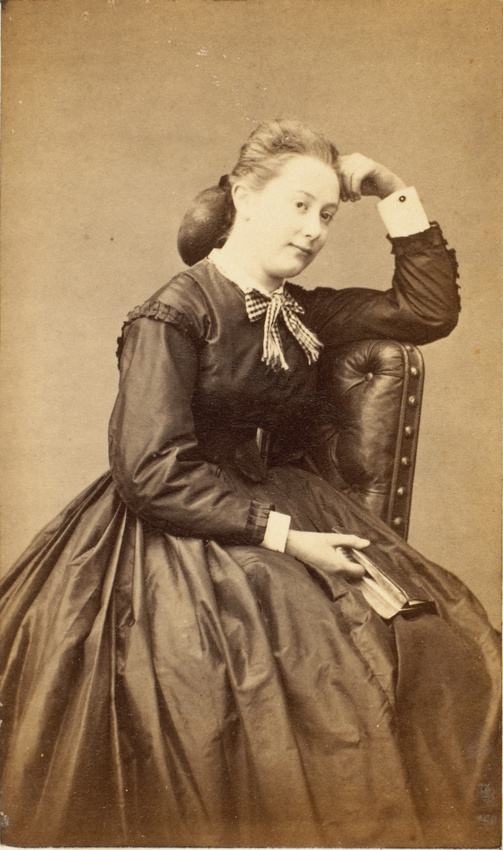 Pierre Lanith Petit - Jeune fille (Caroline Evrard) assise, tenant un livre