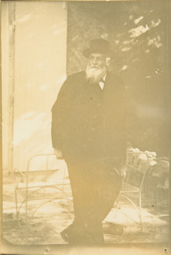 Anonyme - Portrait en pied d'Auguste Delaherche sur une terrasse