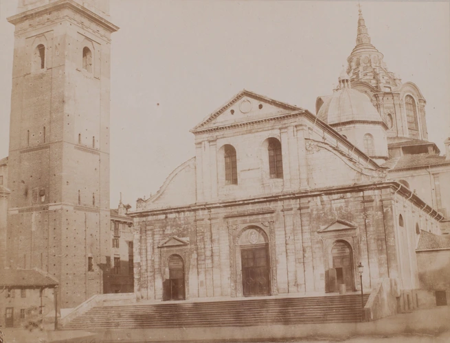 Alinari - Turin, façade de l'église du Saint-Suaire