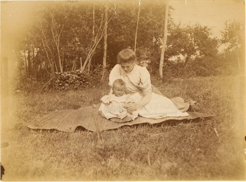 Auguste Delaherche - Pierre assis sur une couverture, une femme le soutenant