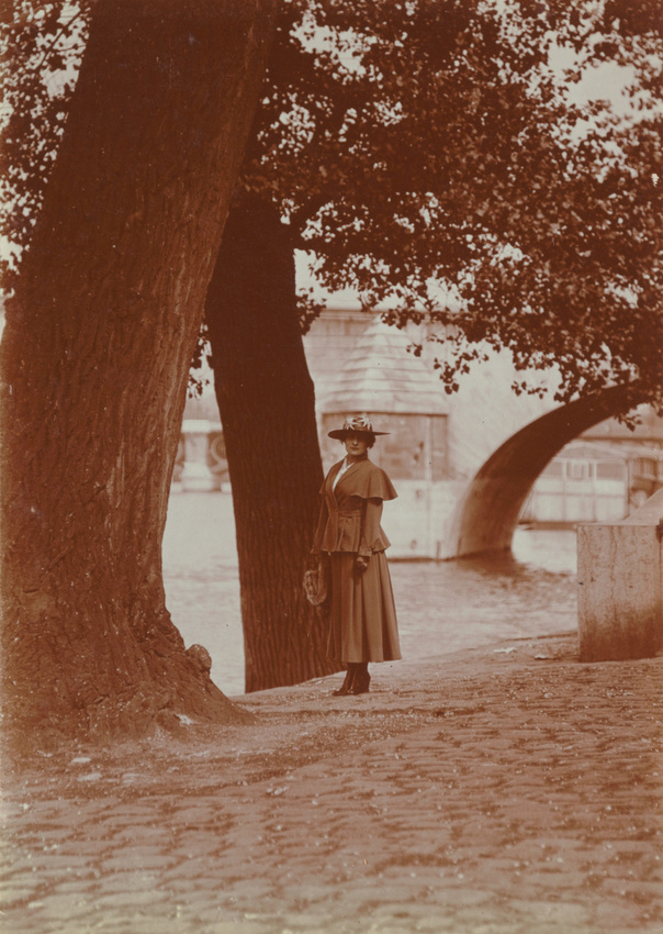 Charles Augustin Lhermitte - Paris - Jeune femme près du pont Royal