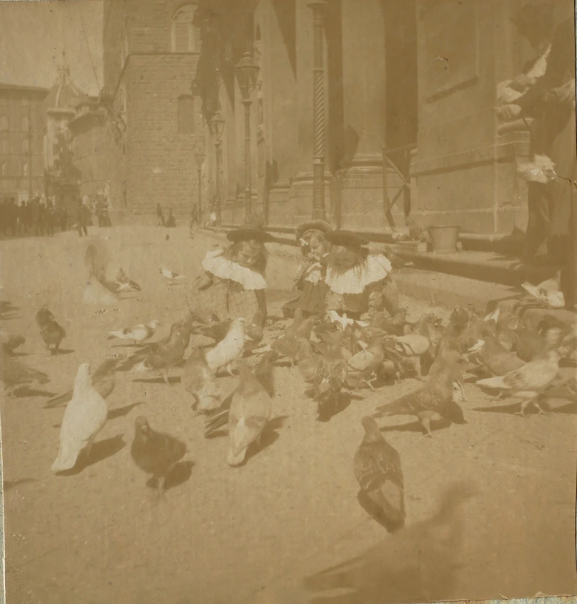 Maurice Denis - Les Trois Filles accroupies au milieu des pigeons devant les Off...