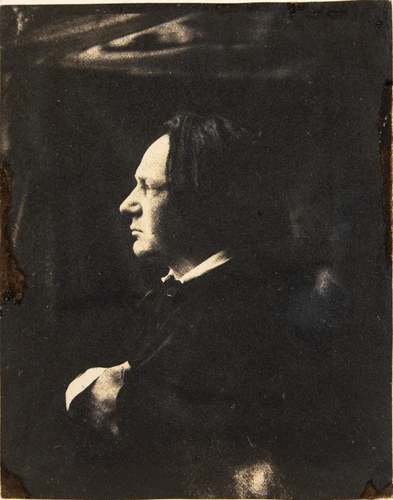 Victor Hugo, profil gauche, la main glissée à l'intérieur de sa veste - Auguste Vacquerie
