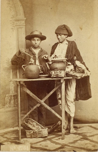Giorgio Sommer - Deux garçons, dans l'atelier du photographe