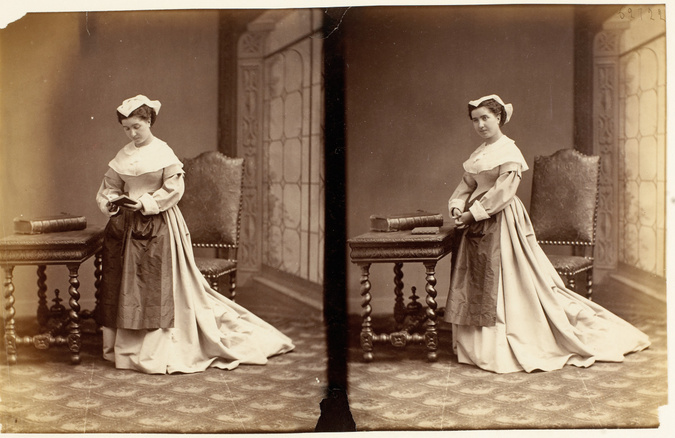 André Adolphe Eugène Disdéri - Mme Victoria Lafontaine en pied, en deux poses
