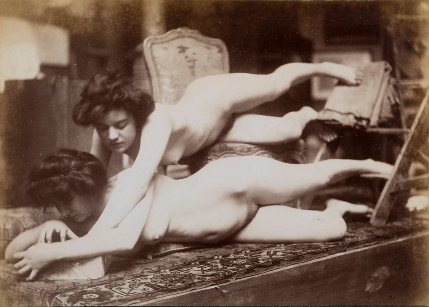 Deux modèles féminins nus allongés sur un fauteuil et sur le sol - Jacques De Lalaing