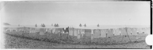 Constant Puyo - Voiliers et linge sur une plage en Bretagne