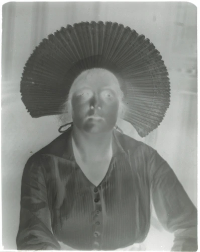 Paul Haviland - Suzanne Lalique en coiffe hollandaise, Cours Albert Ier, Paris