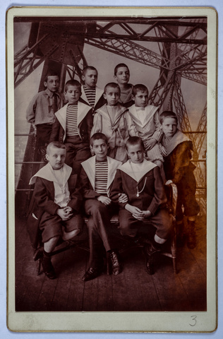 Neurdein frères - Groupe de dix enfants dont Robert et Georges Salles, à la tour...