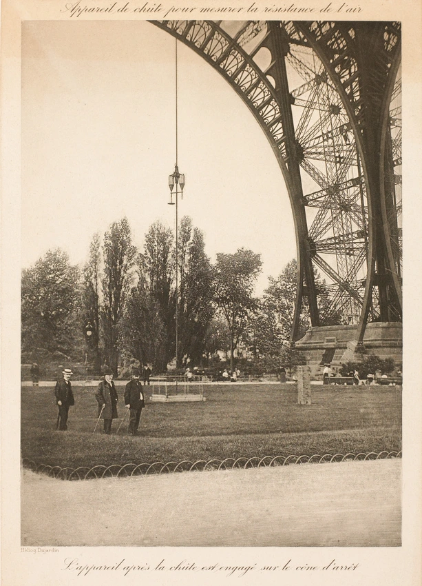 M.M. Rith, Eiffel et Milon devant l'appareil de chute sous la Tour Eiffel - Henri Manuel