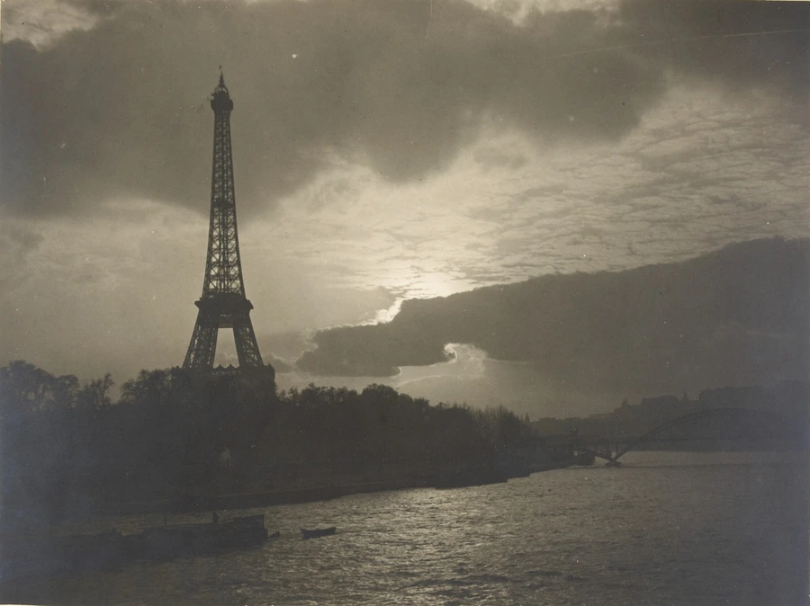 texte documentaire sur la tour eiffel