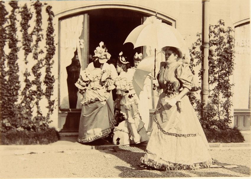 Quatre femmes sortant d'une porte - Henri Lemoine