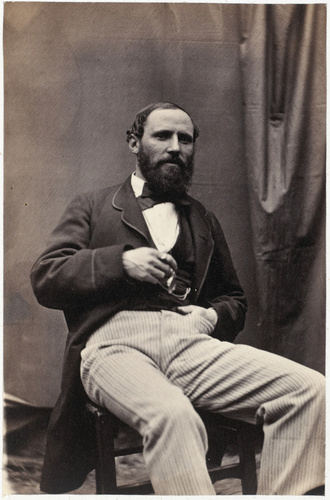 Achille Bonnuit - Homme barbu assis, lunettes à la main