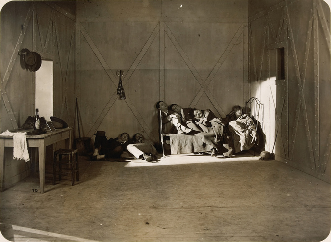René Clair - Photogramme extrait de "Paris qui dort", un film de René Clair tour...