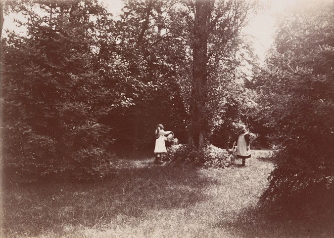 Denise et Jacques en train d'arroser des feuillages au pied d'un arbre - Emile Zola