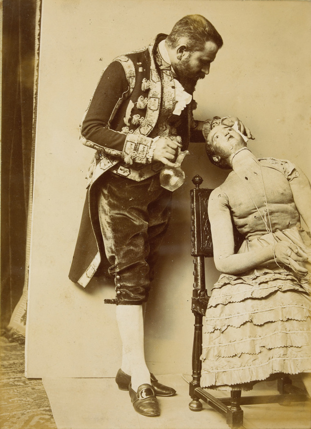 François Brunery - Homme costumé en habit de cour XVIIIe siècle, penché sur un m...