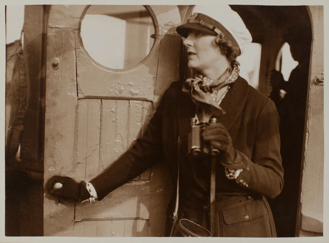 Anonyme - Simone Menier sortant d'une cabine à bord du vapeur "Savoy"