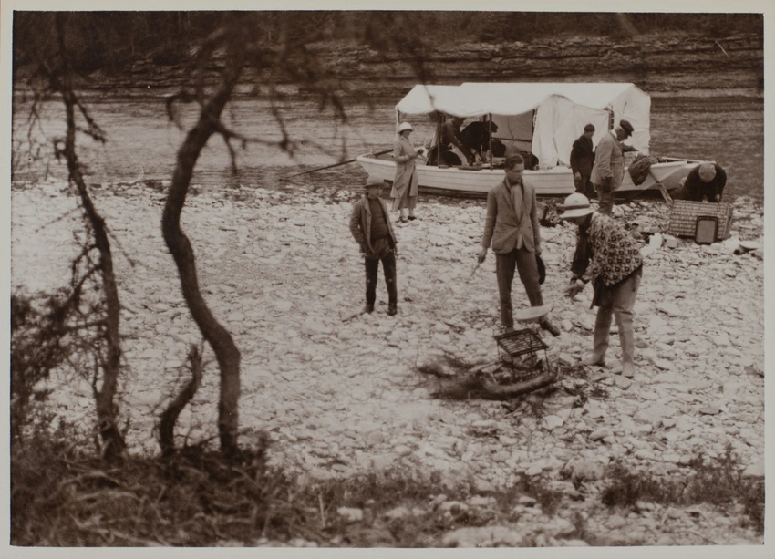 Anticosti, Simone, Claude et Jean Menier au bord de l'eau, la préparation du repas - Anonyme