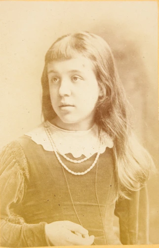 Byrne & Co - Anna Alma-Tadema, à l'âge de douze ans, en buste, de trois-quarts