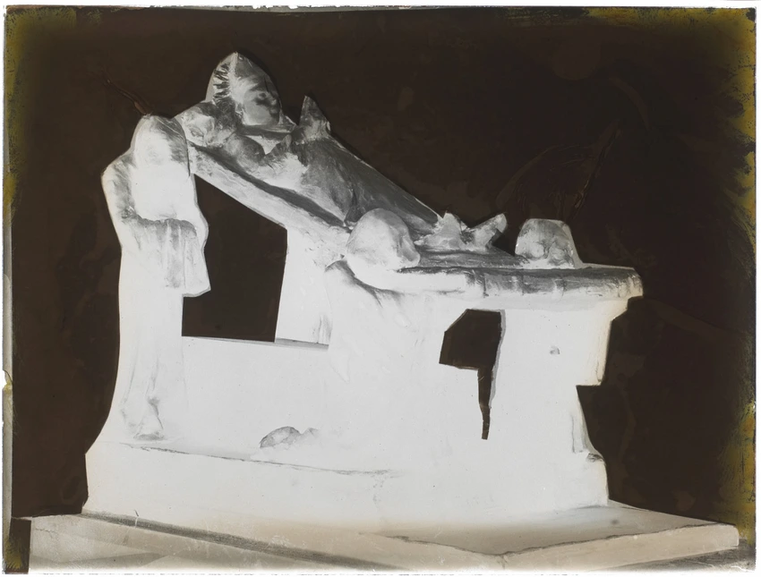 Monument sur un tombeau, sculpture de profil - François-Rupert Carabin