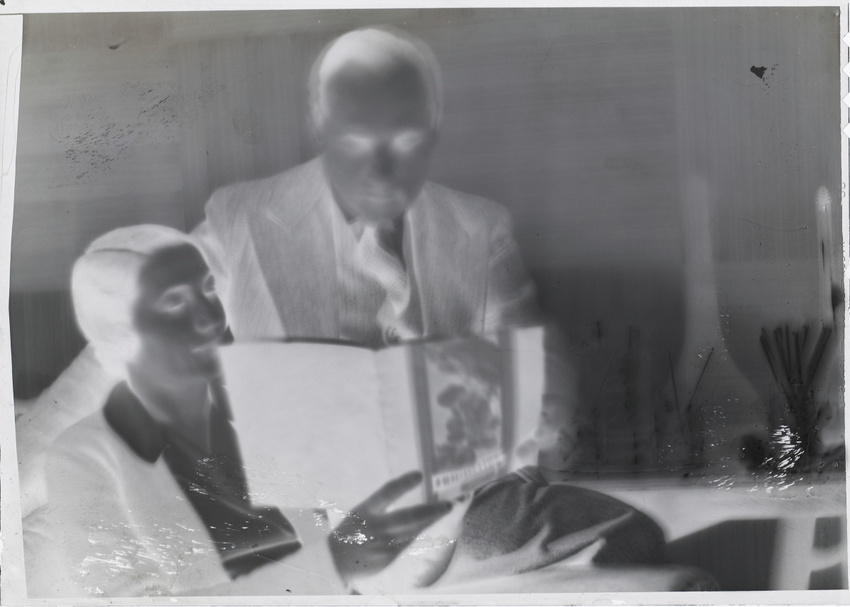 Paul Haviland - Suzanne Lalique et un homme, feuilletant un livre