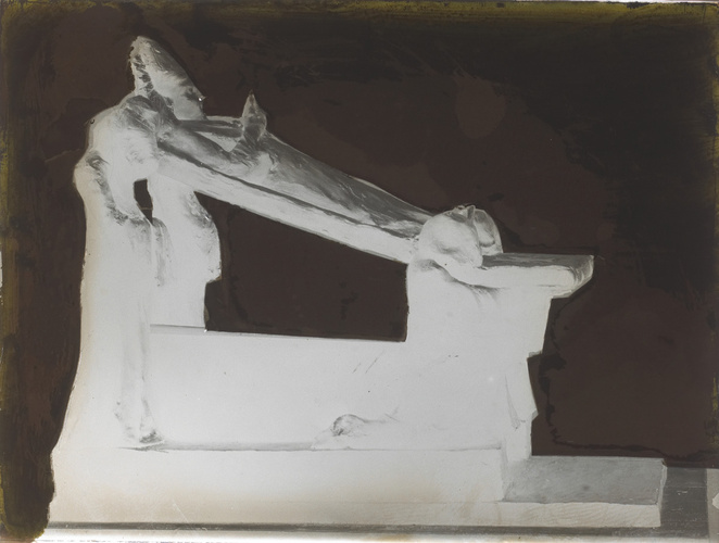 François-Rupert Carabin - Monument sur un tombeau, sculpture de profil