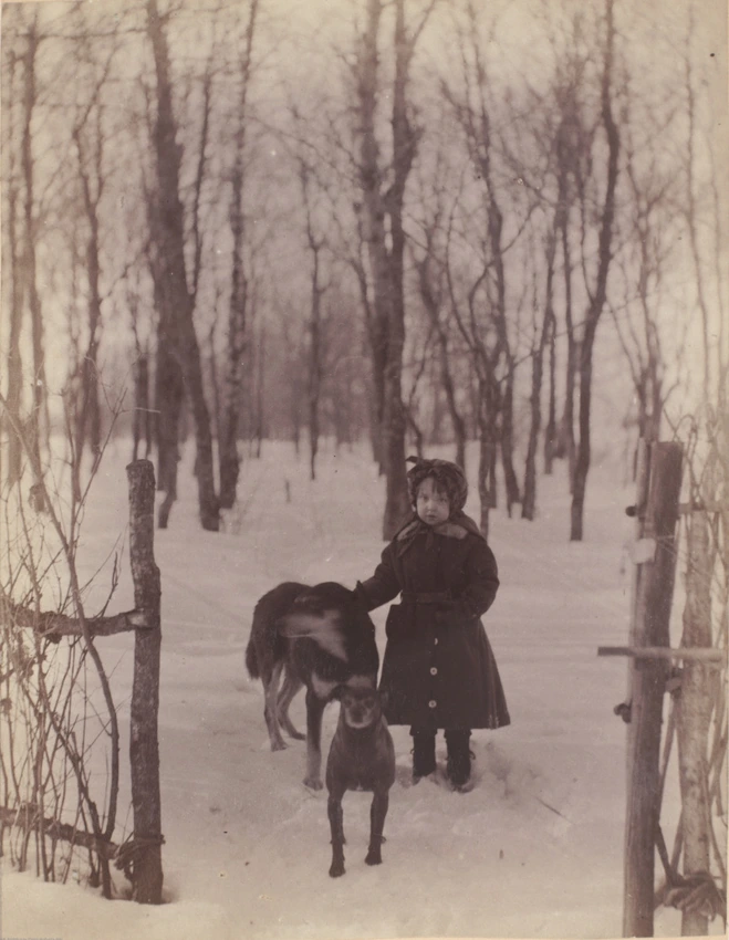 Petite fille et deux chiens sous la neige, Russie - Anonyme